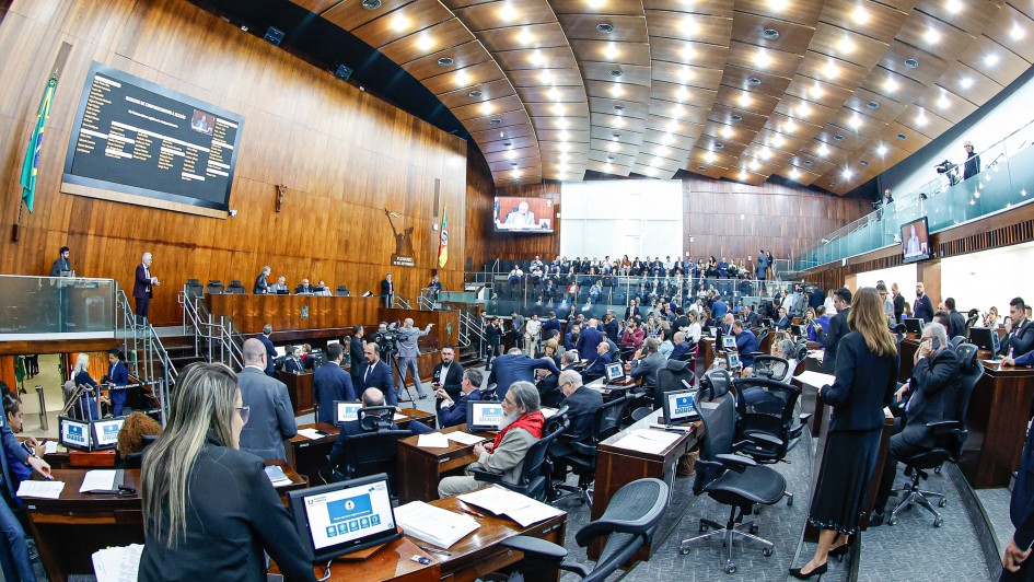PORTO ALEGRE - RS - BRASIL. 10/12/2024. Sessão Plenária Extraordinária, ordem do dia. Foto Fernando Gomes/ALRS