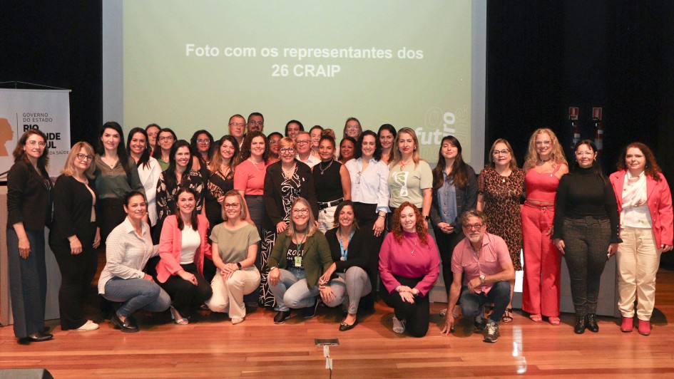 Foto posada de diversas pessoas, em pé e agachadas, envolvidas com os Craips