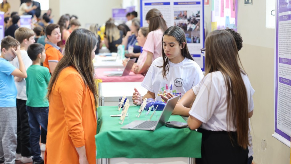 Imagem geral de alunos apresentando trabalhos na Mostra Científica Interdisciplinar 2024.