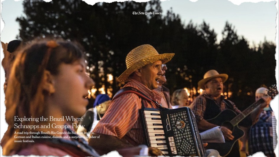 Recorte da capa do The New York Times que mostra uma foto de um grupo de música do Rio Grande do Sul fazendo uma apresentação