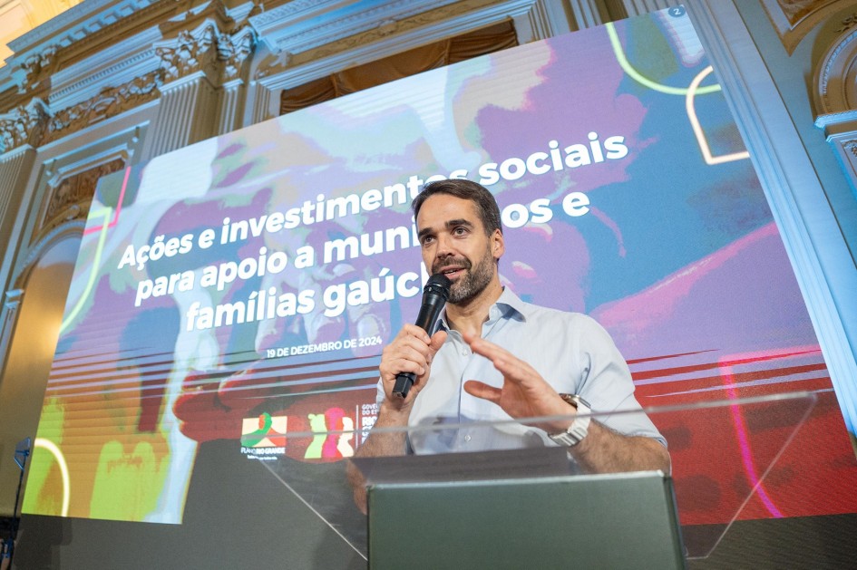Leite ao microfone, atrás de um púlpito, falando à plateia, no Anúncio do Suas Reconstrução.