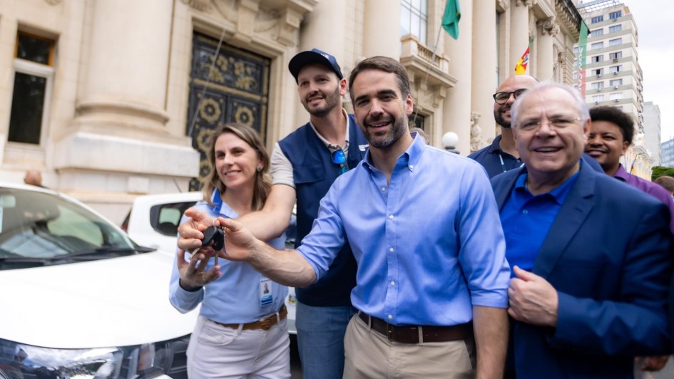 Leite e o secretário entregam chave de carro novo para integrantes da Emater.