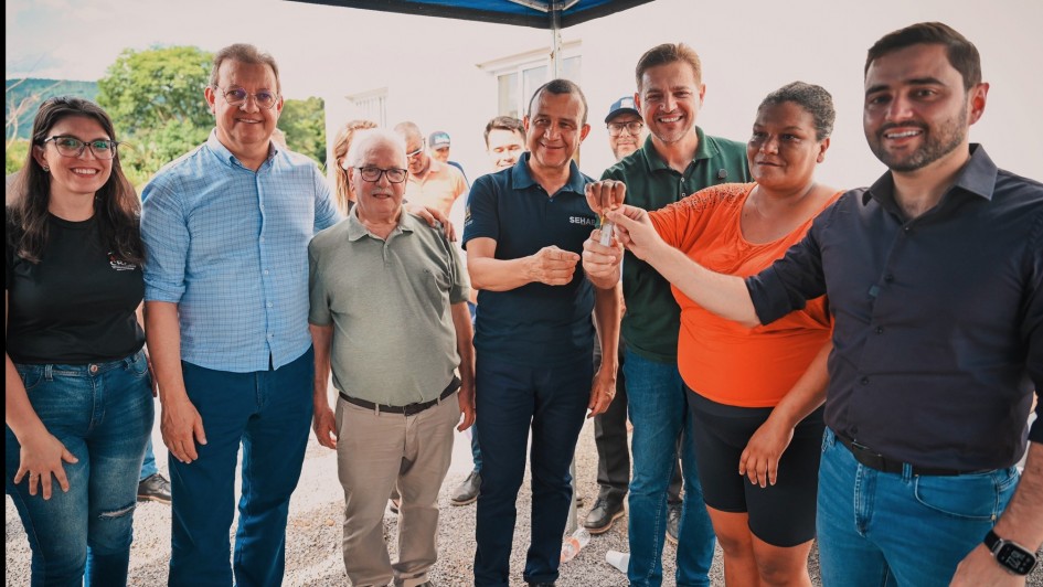 Gabriel entrega chaves da casa temporária a uma mulher em Encantado. Há mais cinco pessoas participando do mesmo ato.