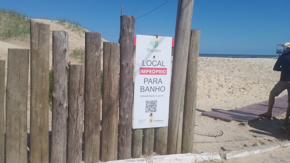 Placa mostra local impróprio para banho em Tramandaí, no Litoral Norte