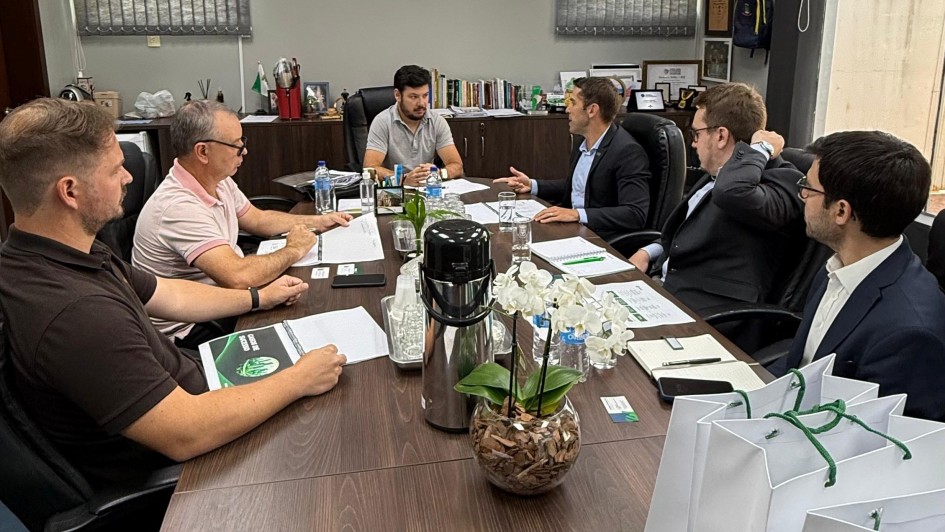 Diretores do BRDE reunidos com prefeitos gaúchos