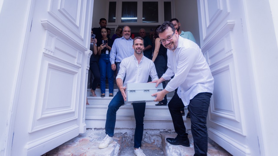 Governador e titular da Casa Civil depositam a cápsula do tempo na Casa Civil