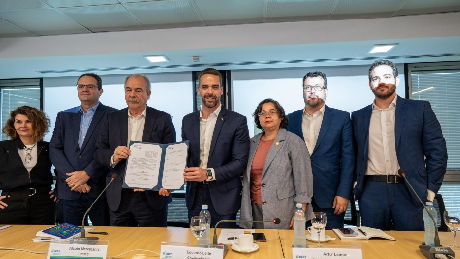 Leite assina acordo com presidente do BNDES no Rio 