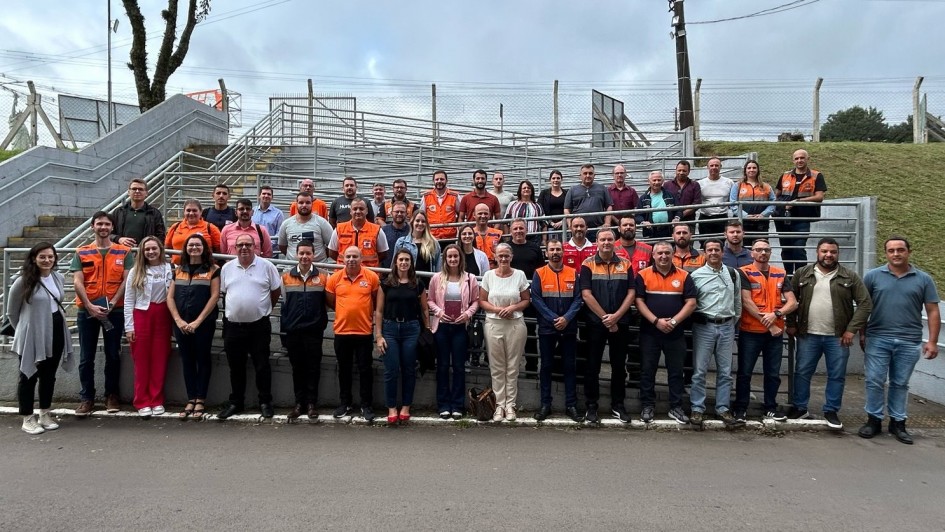 Foto posada em área externa com os participantes do curso da Defesa Civil em Caxias do Sul.