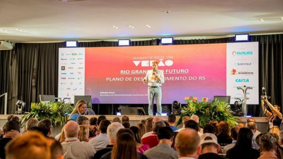 Secretário Ernani Polo discursa sobre um palco