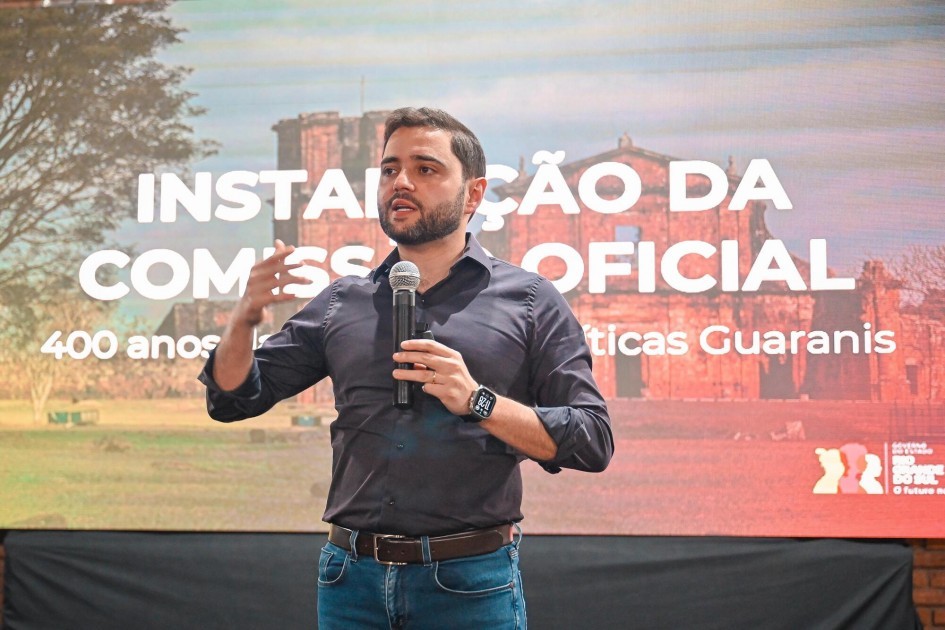 Vice-governador Gabriel Souza discursa