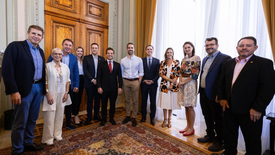 Foto posada dos participantes da reunião sobre comemorações de 150 anos da imigração italiana