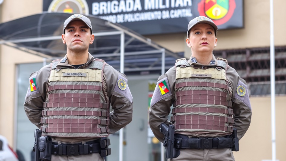 Imagem de dois policiais da Brigada Militar em close exibindo o novo fardamento da Brigada Militar.