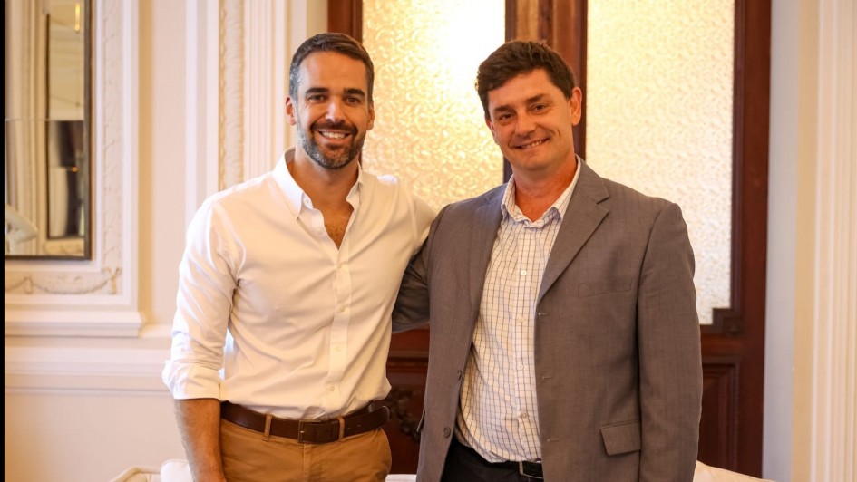 Leite e Caumo, novo titular da Sedur, em pé e abraçados.