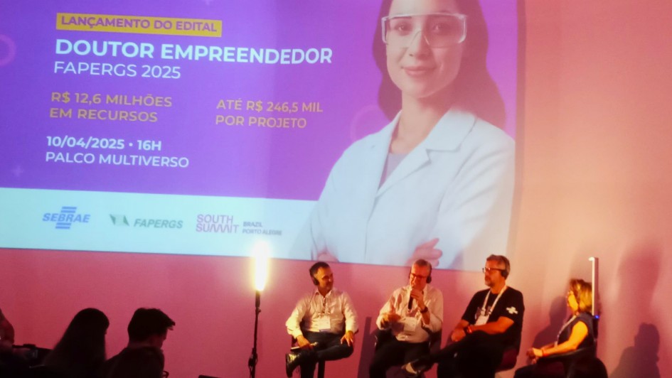 Quatro pessoas sentadas no palco. Uma delas está ao microfone no lançamento do Doutor Empreendedor no SSB 2025.