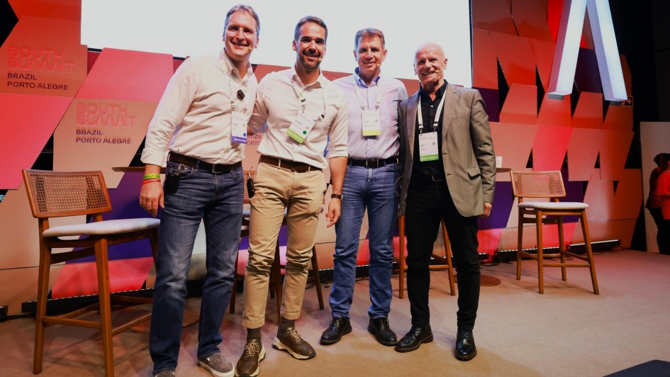 Foto posada de leite com os secretários e o presidente da Invest RS em pé e abraçados após painel no SSB 2025.