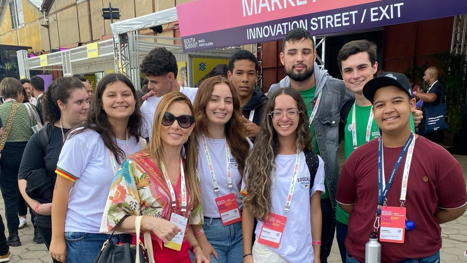 Alunos e Diretora da Escola Setembrina no South Summit