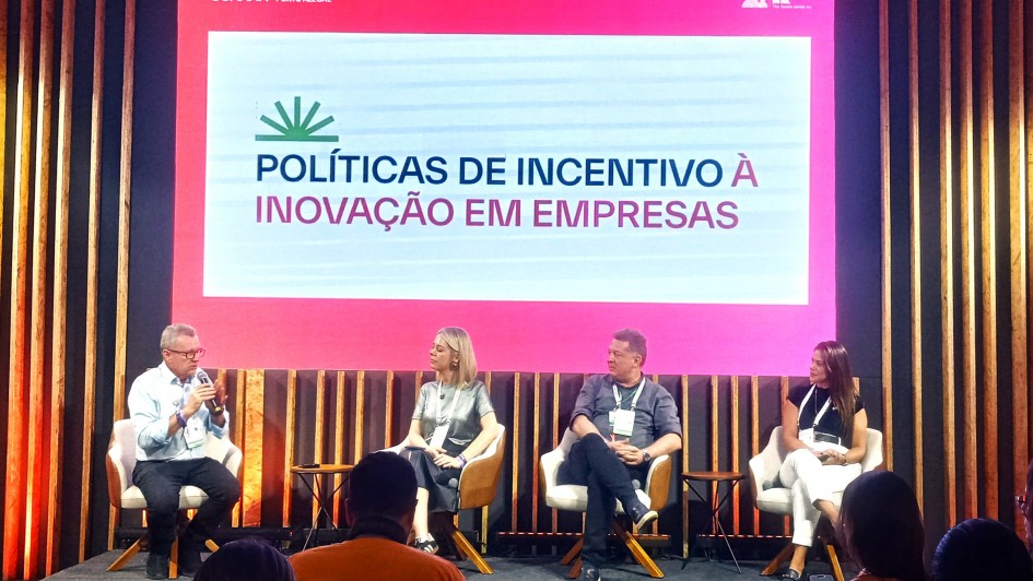Quatro pessoas sentadas em cadeira no palco discutindo a inovação em empresas no SSB 2025.