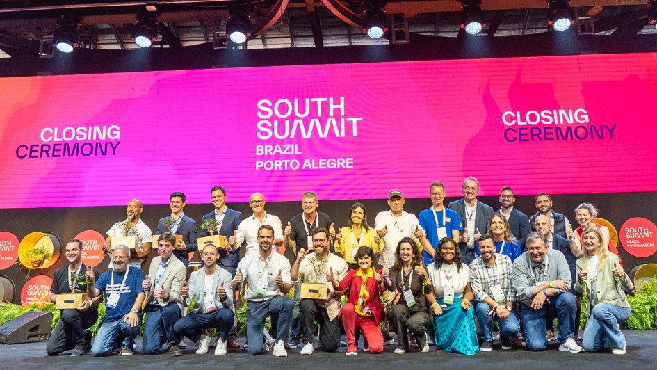 Foto posada com 26 pessoas sobre o palco no encerramento do SSB 2025.