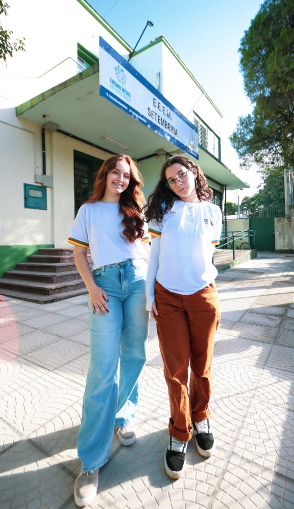 Escola Estadual de Ensino Médio Setembrina aluna Isadora Silva (E)