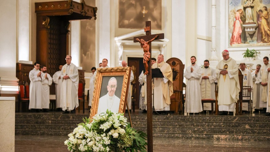 Governador Eduardo Leite missa na Catedral homenagem Papa Francisco ABR 2025 (1)