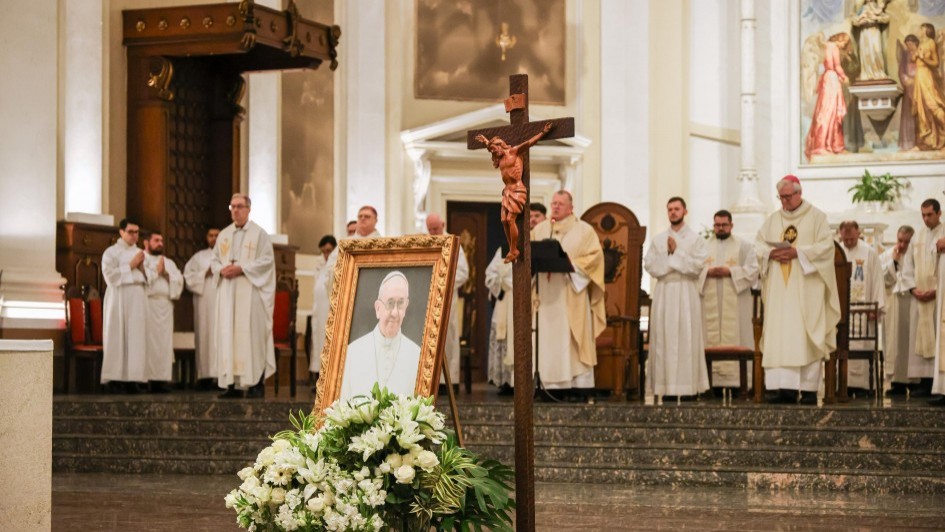 Fiéis, autoridades e lideranças religiosas lotaram a Catedral para prestar tributo à memória do pontífice argentino