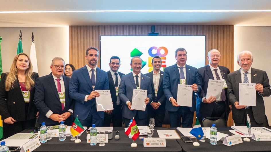 Governadores do Codesul seguram o documento recém assinado na Reunião do Codesul em abril de 2025.