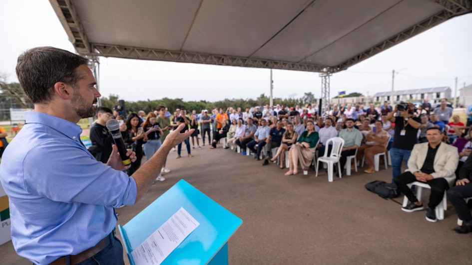 Lite de perfil falando para uma plateia atr&aacute;s de um p&uacute;lpito no an&uacute;ncio de investimentos em habita&ccedil;&atilde;o em Eldorado do Sul.