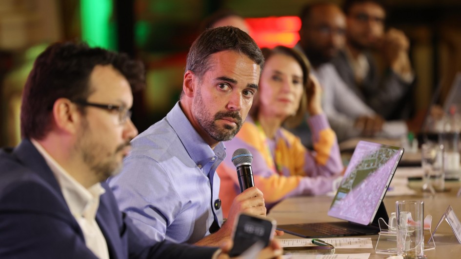 Leite falando ao microfone na reunião do Ciclo de Governança da Educação 2025.
