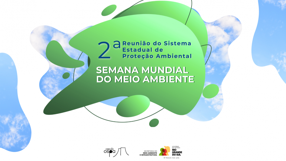 A imagem tem fundo branco com formas verdes orgânicas no centro e pequenos detalhes verdes ao redor. Atrás dessas formas verdes, há partes de um céu azul com nuvens brancas. No centro, está escrito em letras grandes: "2ª Reunião do Sistema Estadual de Proteção Ambiental" e "Semana Mundial do Meio Ambiente". Na parte de baixo, aparecem três logotipos: da Casa da OSPA, da Secretaria do Meio Ambiente e Infraestrutura, e do Governo do Estado do Rio Grande do Sul.