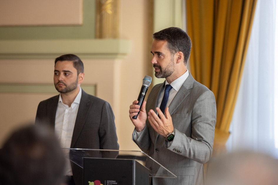 Leite e Gabriel assinam contrato de assessoria da Caixa para projeto de pontes internacionais entre RS e Argentina