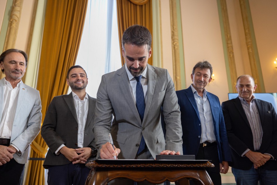 Leite e Gabriel assinam contrato de assessoria da Caixa para projeto de pontes internacionais
