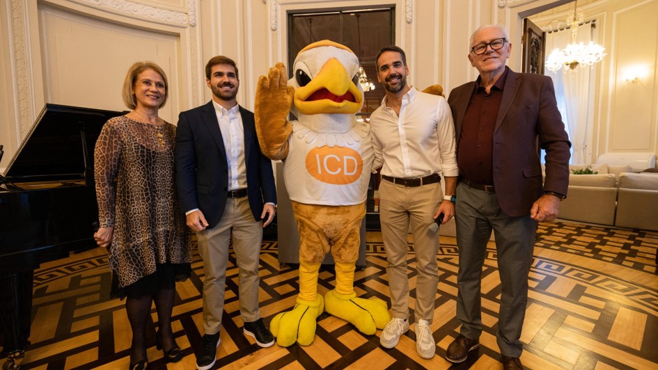 Foto posada de Leite, Thalis e outras duas pessoas com o mascote do ICD-RS, no lançamento de jantar beneficente 2025.