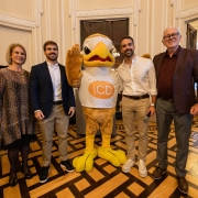 Foto posada de Leite, Thalis e outras duas pessoas com o mascote do ICD-RS, no lançamento de jantar beneficente 2025.