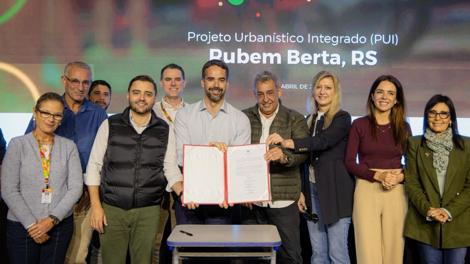 Foto posada com Leite e outras pessoas segurando o documento recém assinado do PUI Rubem Berta.