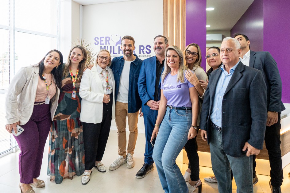 Foto posada de Leite e outras nove pessoas na inauguração do SER Mulher RS em Santiago.