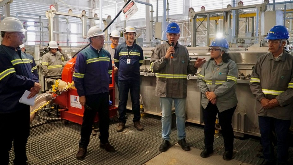 Governo participa de acendimento de forno industrial que reduz em 18% a emissão de CO2