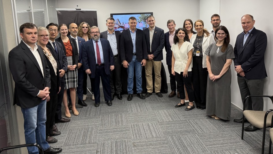 Foto posada de 17 pessoas em pé na reunião da Invest RS com representantes estrangeiros em maio de 2025.