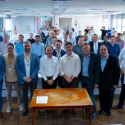 Foto posada das pessoas que participaram da assinatura do Desassorear RS em maio de 2025.