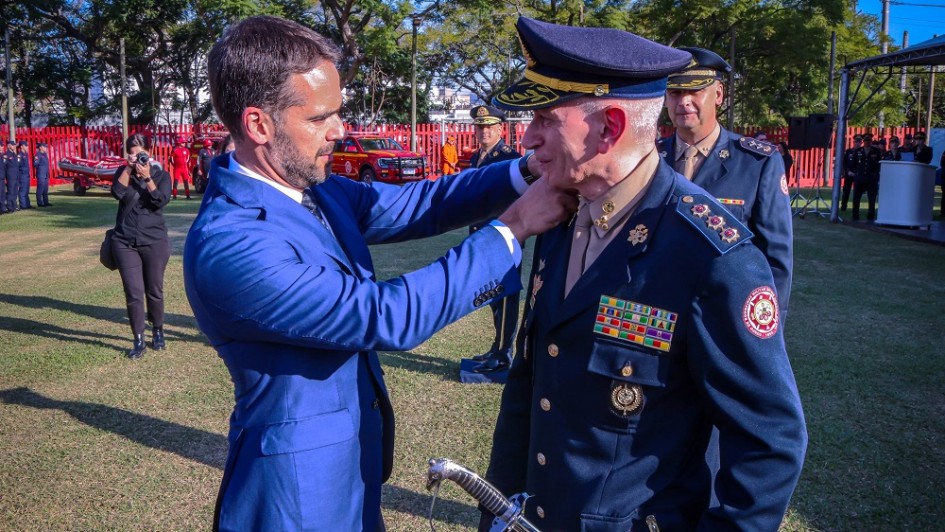 Leite trocando as insígnias e dando posse ao novo comandante dos Bombeiros em maio de 2025.