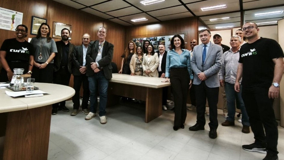 Foto posada das pessoas presentes à assinatura do termo de cooperação para o Comunidade Inovadoras em maio de 2025.