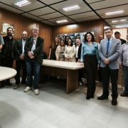 Foto posada das pessoas presentes à assinatura do termo de cooperação para o Comunidade Inovadoras em maio de 2025.