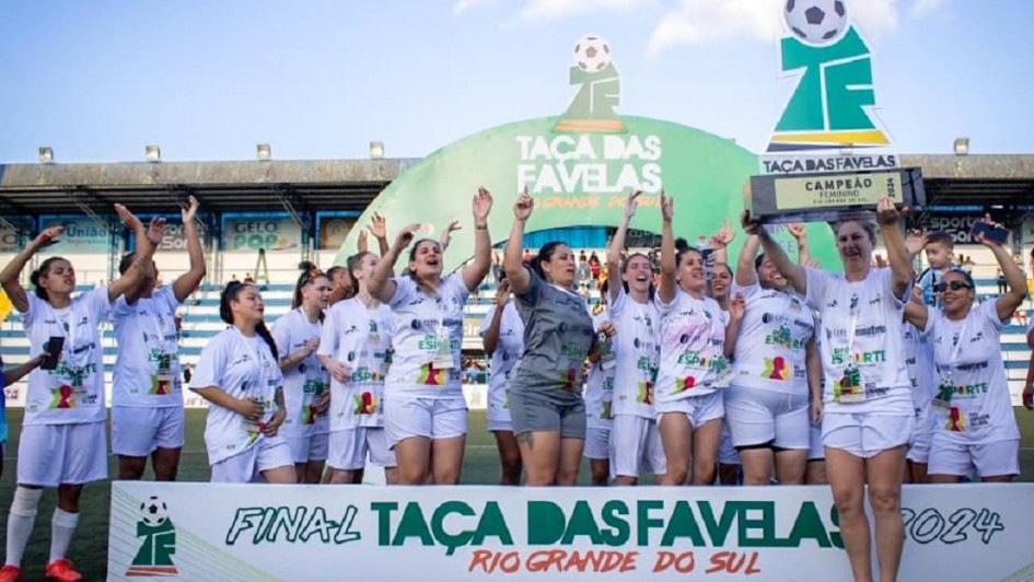 Jogadores de futebol feminino em troneio da Cufa RS
