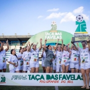 Jogadores de futebol feminino em troneio da Cufa RS