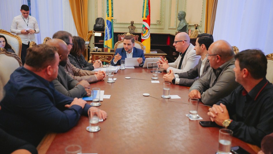 Imagem de diversas pessoas sentadas a uma mesa com Gabriel Souza para confirmação de investimento na ERS 020.