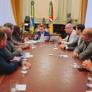 Imagem de diversas pessoas sentadas a uma mesa com Gabriel Souza para confirmação de investimento na ERS 020.