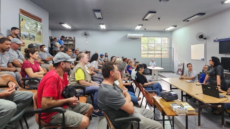 Reunião no zoológico de Sapucaia do Sul por causa de casos da gripe aviária em 2025.