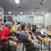 Reunião no zoológico de Sapucaia do Sul por causa de casos da gripe aviária em 2025.