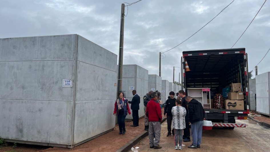Primeiras famílias foram retiradas neste domingo do Centro Humanitário de Acolhimento em Porto Alegre