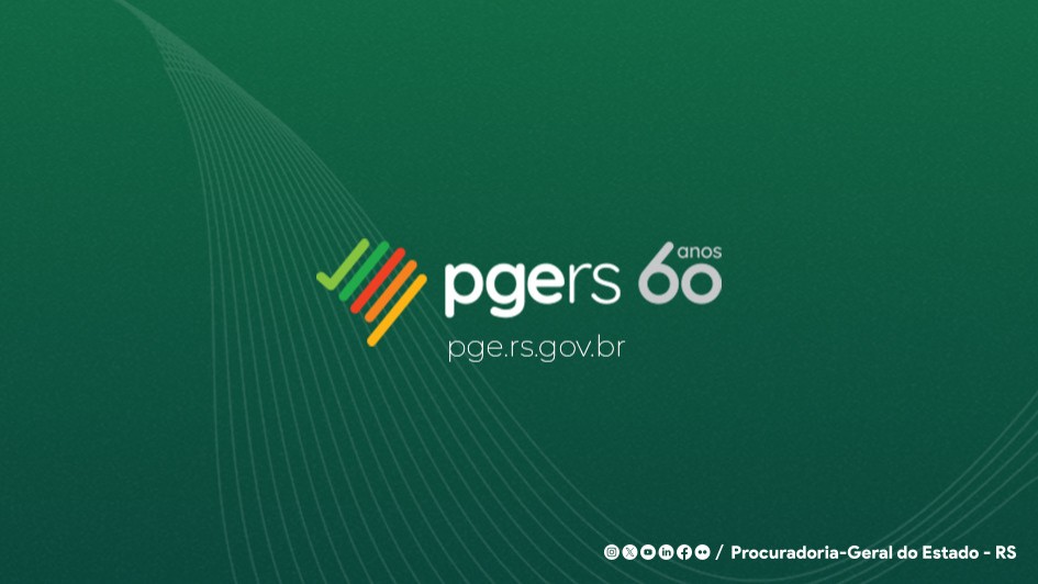 Card com a marca da PGE RS. No centro da imagem, traz as inscrições PGE RS 60 anos. Abaixo, o site pge.rs.gov.br. No lado esquerdo, o mapa do Rio Grande do Sul, de forma estilizada. O fundo do card é de tom verde escuro.
