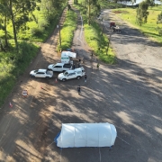 Barreira sanitária contra a gripe aviária em 2025. Estrutura com carros e uma van vistos de cima.